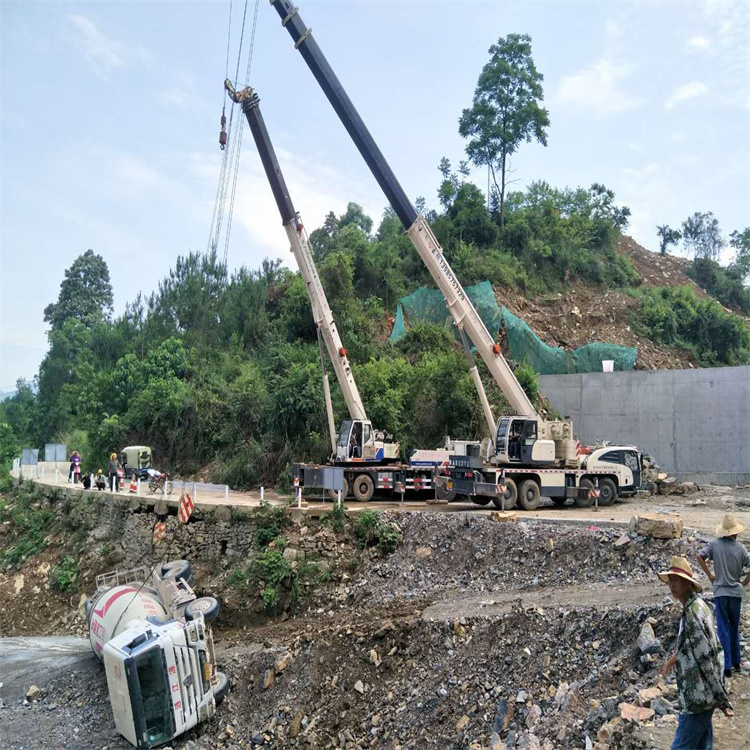 花溪汽车掉沟里叫吊车救援要多少钱